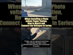 Wie wird bei der Installation einer Solarenergieanlage die Serienspannung abgestimmt und angeschlossen?